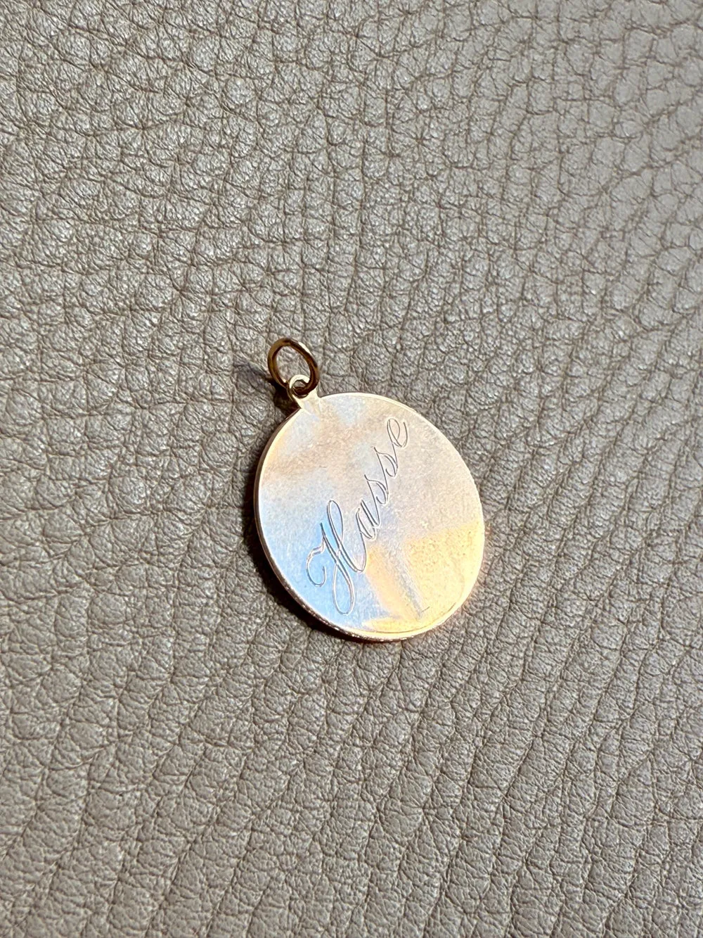 18k gold vintage charm or pendant - Hasse Etched Medallion