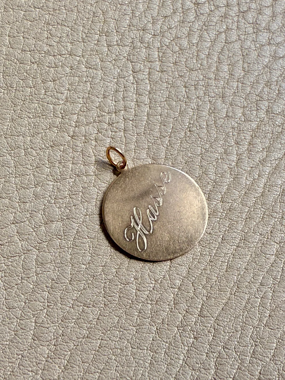 18k gold vintage charm or pendant - Hasse Etched Medallion