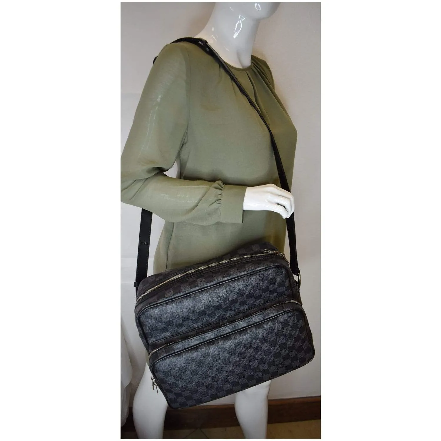 LOUIS VUITTON Sac Leoh Damier Graphite Messenger Bag Black - 20% OFF