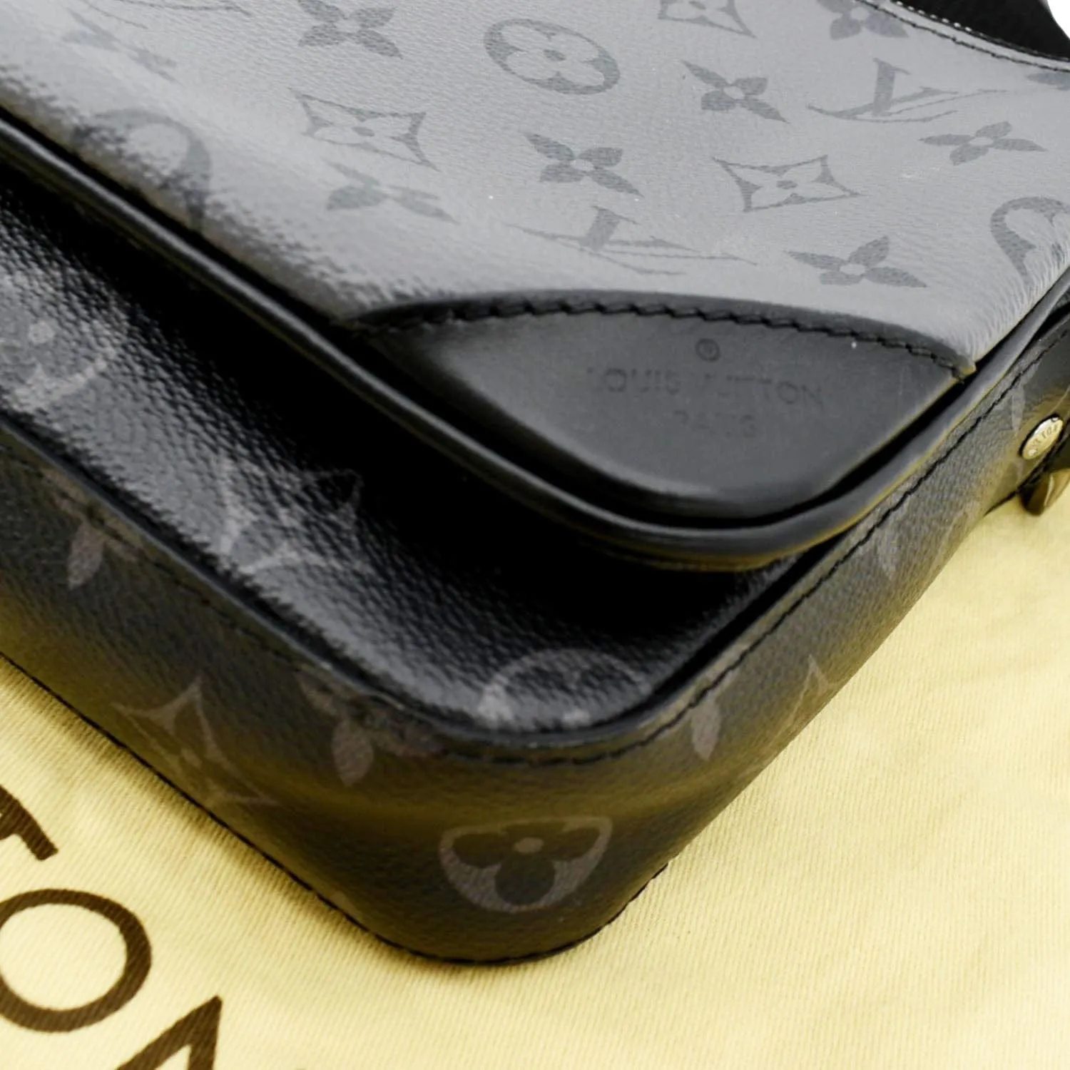 LOUIS VUITTON Trio Damier Graphite Messenger Bag Gray