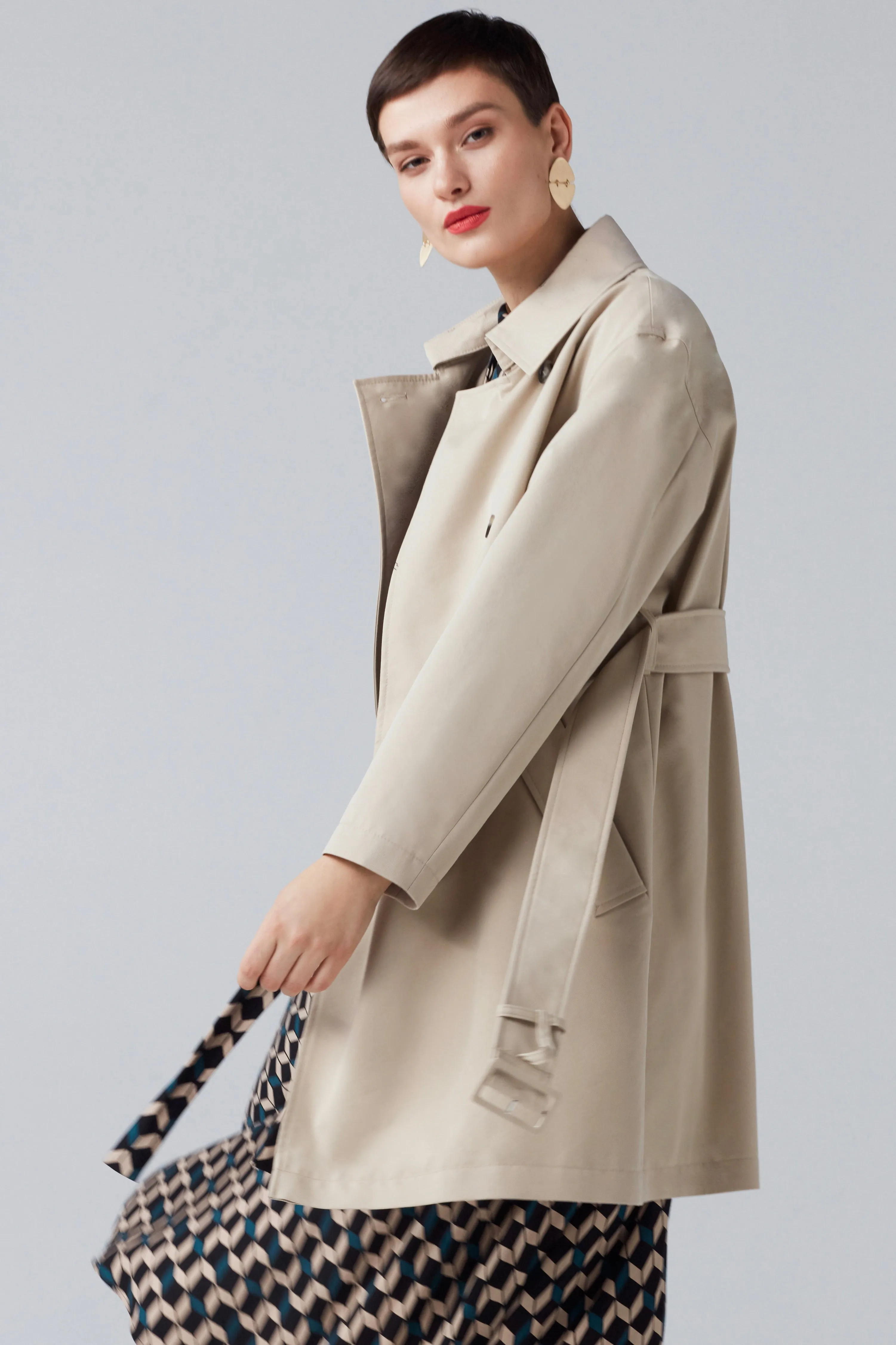 SHORT COTTON BLEND TRENCH COAT IN BEIGE