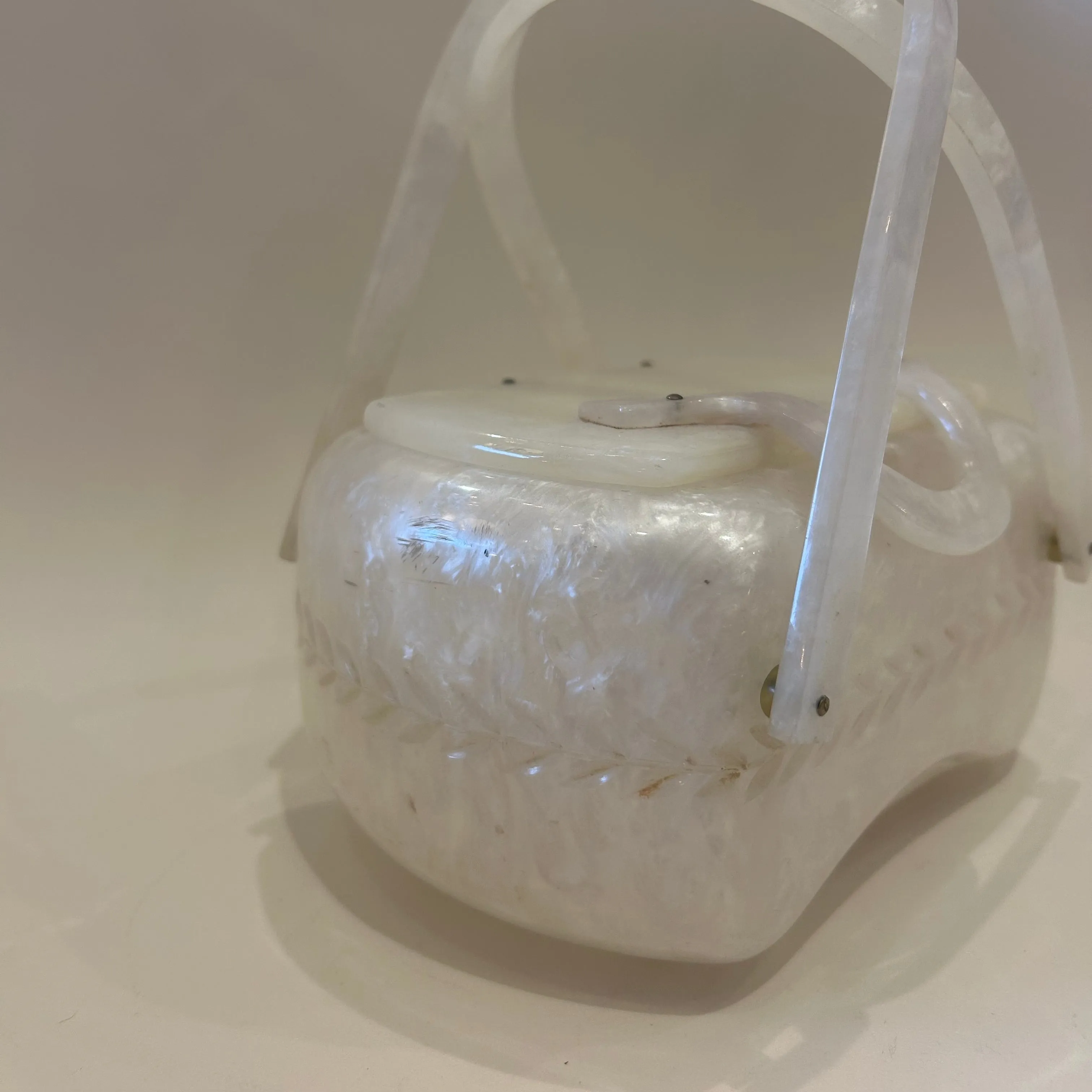 Vintage Llewellyn White Pearl Lucite Purse (1119b)