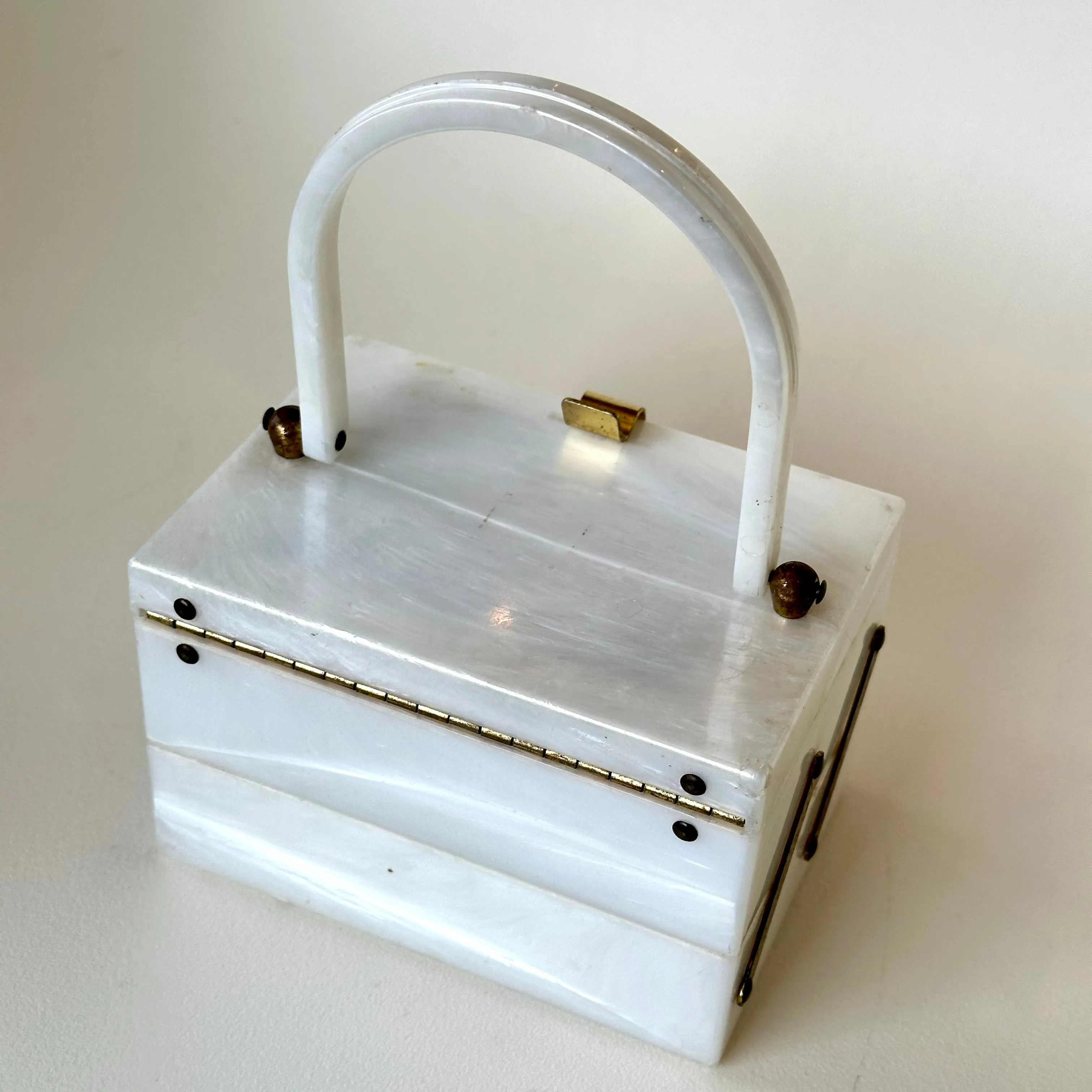 Vintage White Multi-Level Lucite Purse (1121b)