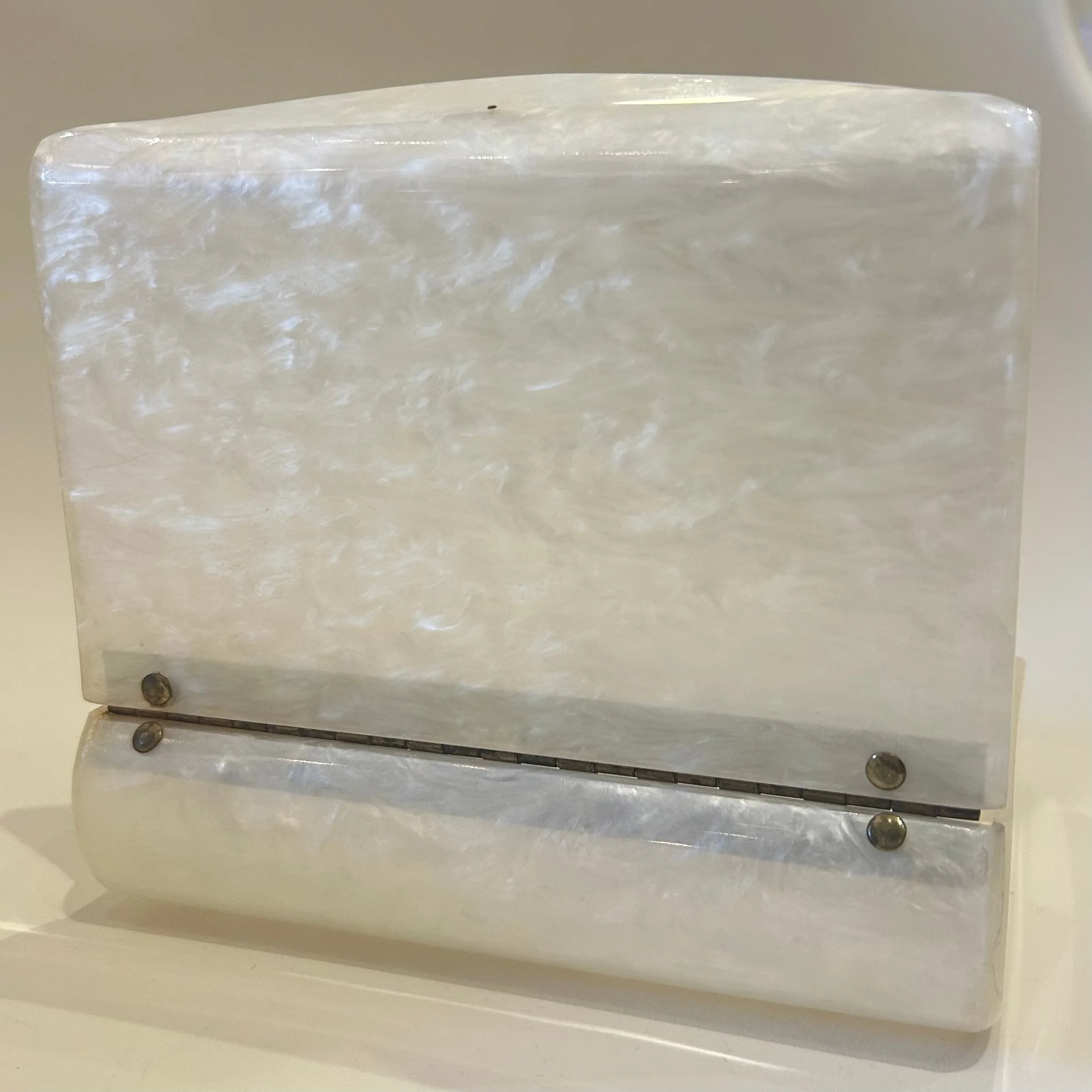Vintage White Pearlescent Lucite Clutch (1124f)
